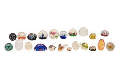 Lot 197 - A COLLECTION OF GLASS PAPERWEIGHTS, SOME BY CAITHNESS, SCOTLAND