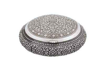 Lot 185 - A late 19th century Ceylonese (Sri Lankan) unmarked silver snuff box, Kandy or Colombo circa 1890