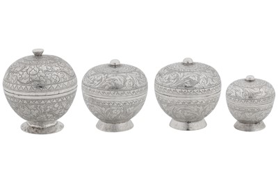 Lot 219 - A late 19th / early 20th century Malay silver salve box, Perak circa 1900