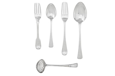 Lot 326 - A George III – George IV matched sterling silver table service of flatware / canteen, various dates and makers