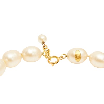 Lot 221 - Chanel Ivory Jumbo Pearl Necklace