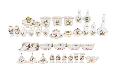 Lot 162 - A large mixed group of assorted items of Herend Rothschild pattern porcelain