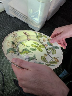 Lot 123 - A mid-18th century Chelsea Porcelain 'Hans Sloane' plate