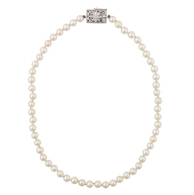 Lot 36 - A single strand pearl necklace