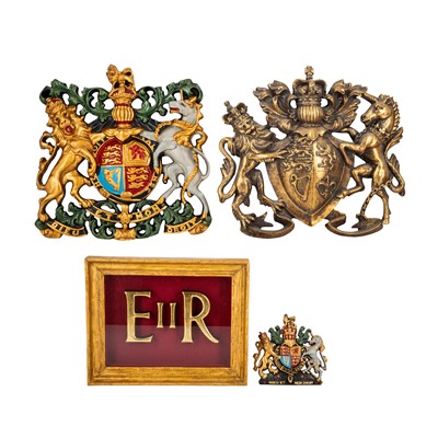 Lot 415 - A polychrome painted fibreglass UK Royal Coat of Arms