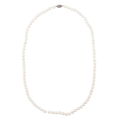 Lot 84 - A single strand pearl necklace