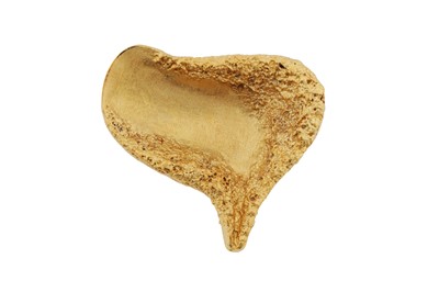 Lot 291 - A stylised heart brooch