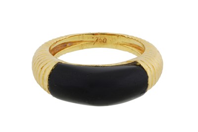 Lot 297 - An onyx ring