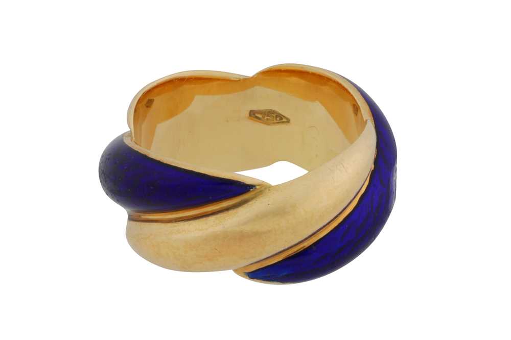 Lot 56 - A blue enamel ring