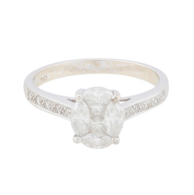 Lot 210 - A diamond cluster ring
