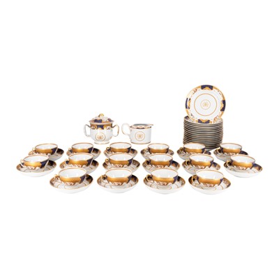 Lot 360 - A Mottahedeh porcelain Nelson Rockefeller collection 'Golden Butterfly' pattern dinner service