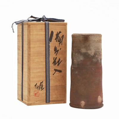 Lot 23 - A Japanese Bizen vase by Fujiwara Yu (1932-2001), Showa era