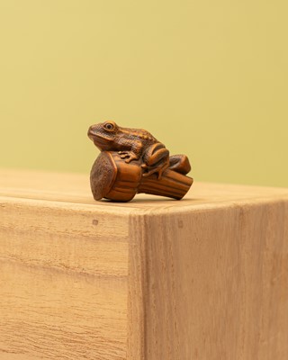 Lot 53 - A fine Japanese netsuke of a frog by Matsuda Sukenaga (1800-1871), Takayama, Edo-Meiji period, 19th century