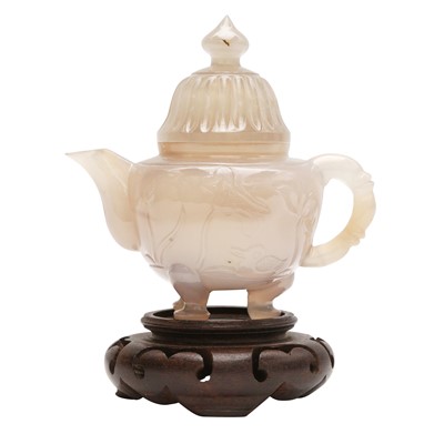 Lot 139 - A Chinese agate Mughal-style teapot and cover, 20th century