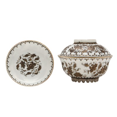 Lot 219 - A Chinese export gilt-decorated tea cup and cover, gaiwan, Qing dynasty, jin tang fan ji mark
