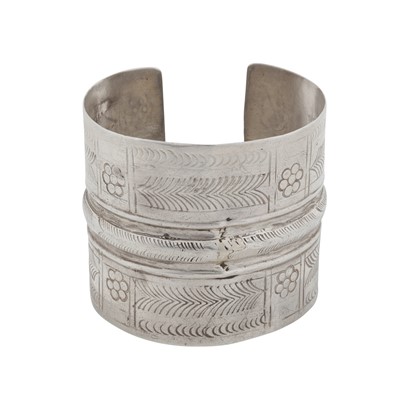 Lot 140 - An engraved bangle / cuff