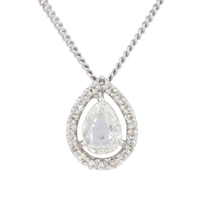 Lot 123 - A diamond cluster pendant necklace
