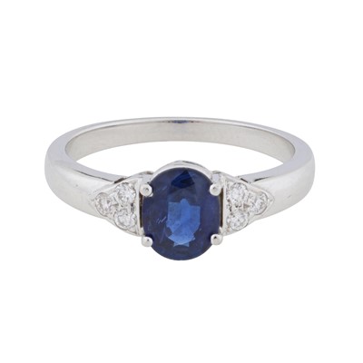 Lot 45 - A sapphire and diamond ring