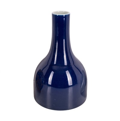 Lot 309 - A Chinese monochrome blue-glazed mallet vase, 20th century