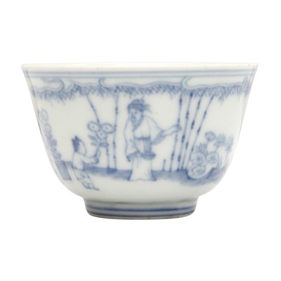 Lot 77 - A Chinese blue and white 'figural' cup, Qing Dynasty, 18th century