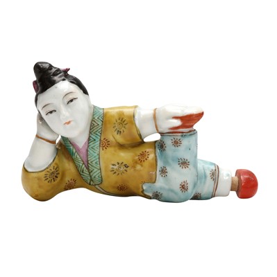 Lot 300 - A Chinese famille-rose 'recumbent figure' snuff bottle, 19th century