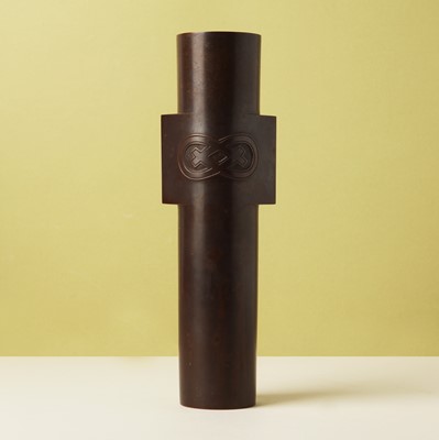 Lot 36 - A Japanese bronze vase by Aida Tomiyasu (1901-1987), Showa era