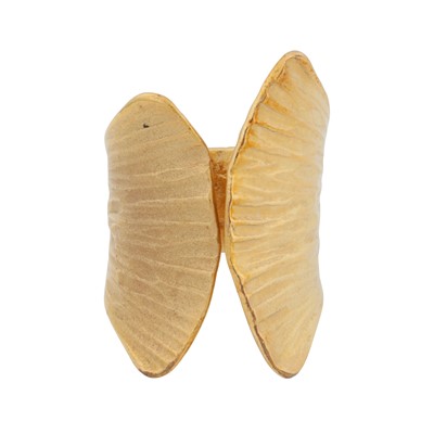 Lot 96 - A gingko ring