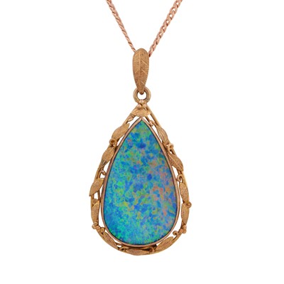 Lot 47 - An opal pendant necklace