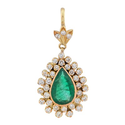 Lot 109 - An emerald and diamond cluster pendant