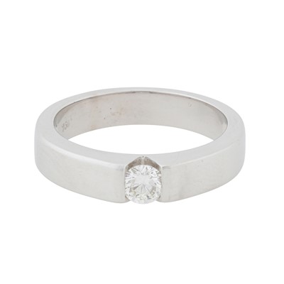 Lot 304 - A diamond single stone ring