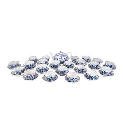Lot 322 - A Harlequin Porcelain 'Onion' pattern part-tea and dinner service, late 19th / early 20th century