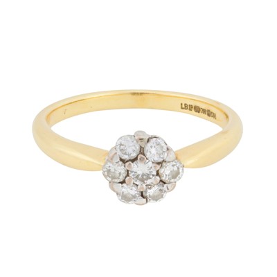 Lot 29 - A diamond cluster ring