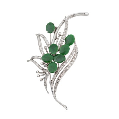 Lot 119 - A jadeite brooch