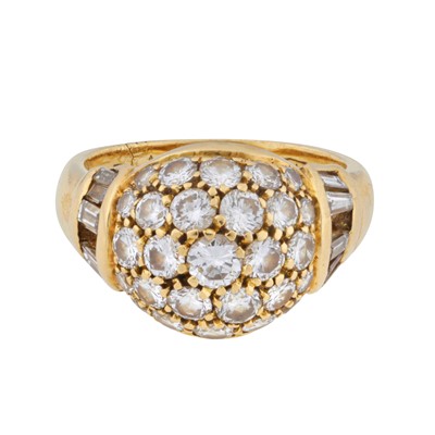 Lot 25 - A diamond bombé ring