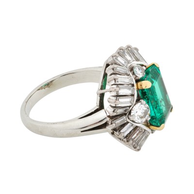 Lot 315 - An emerald and diamond ballerina ring, circa 1950s