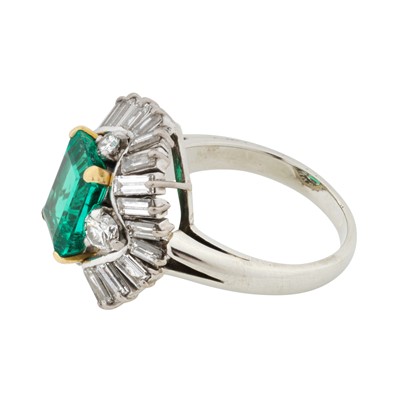 Lot 315 - An emerald and diamond ballerina ring, circa 1950s