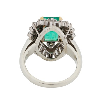 Lot 315 - An emerald and diamond ballerina ring, circa 1950s