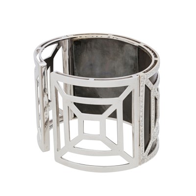 Lot 365 - Kutchinsky Ι A mother of pearl and diamond cuff bangle
