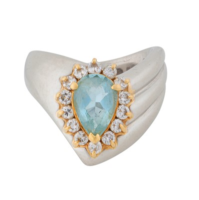 Lot 50 - An aquamarine and diamond ring