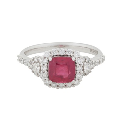 Lot 375 - A glass filled ruby and diamond ring