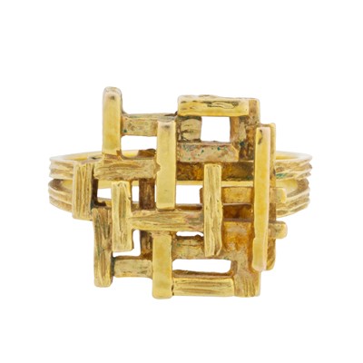 Lot 299 - An abstract ring