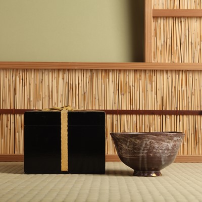 Lot 23 - A fine Japanese Utsutsugawa 'zangetsu' teabowl (chawan), Edo period, 18th century