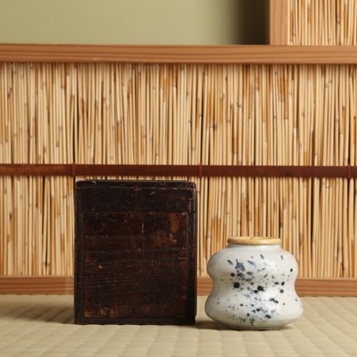 Lot 19 - λ A rare Japanese Ko-Imari 'fukizumi' tea caddy (chaire), Edo period, 17th century