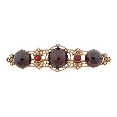 Lot 100 - A garnet and seed pearl brooch
