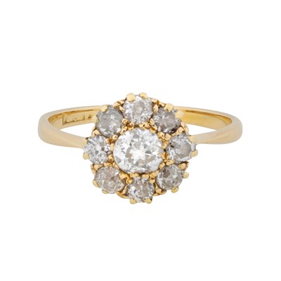 Lot 16 - A diamond halo ring