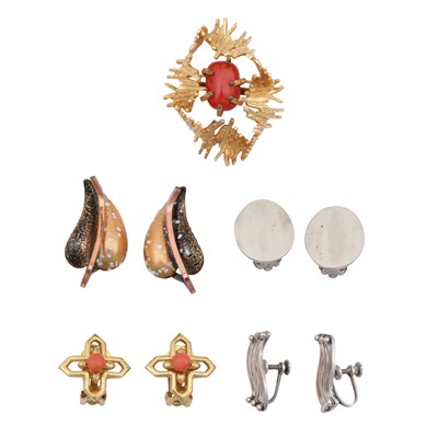 Lot 252 - A collection of silver and branded costume jewellery