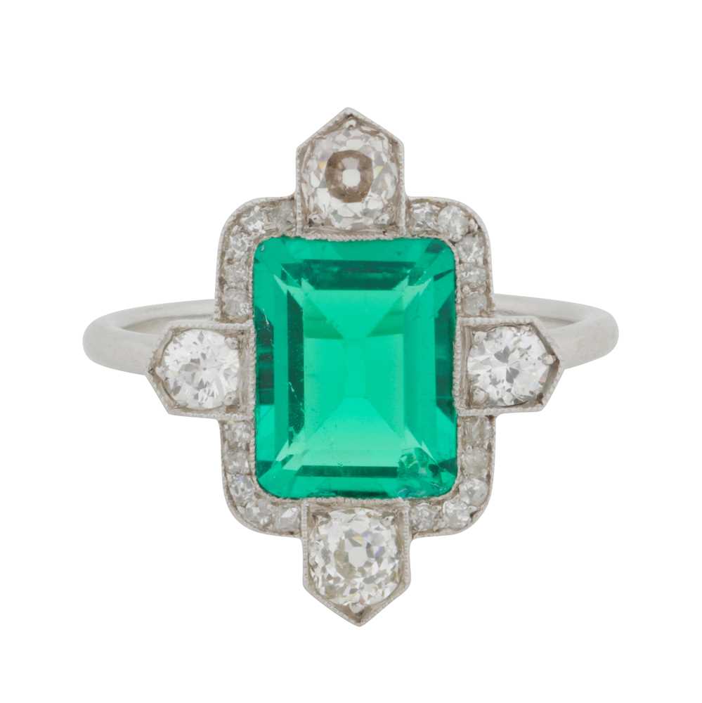308 - An Art Deco emerald and diamond ring
