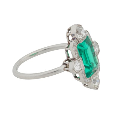Lot 308 - An Art Deco emerald and diamond ring