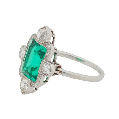 Lot 308 - An Art Deco emerald and diamond ring