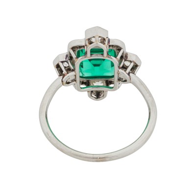 Lot 308 - An Art Deco emerald and diamond ring